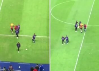 VIDEO/ E propozoi për martesë në stadiumin para mijëra tifozëve, vajza jep përgjigjen e papritur