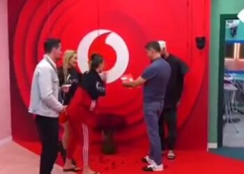 VIDEO/ Shën Valentini, surpriza e partneres emocionon Maestron, sheh ekon e bebes