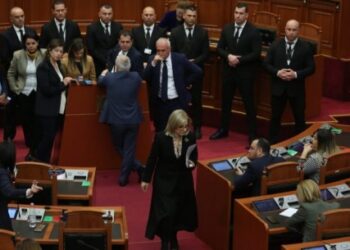 Përjashtohet me 10 ditë nga Kuvendi Edmond Spaho, i ra bilbilit dhe bllokoi foltoren