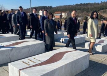 15 vite Pavarësi | Krerët e shtetit të Kosovës dhe Begaj homazhe te varri i Rugovës dhe memoriali i Jasharit
