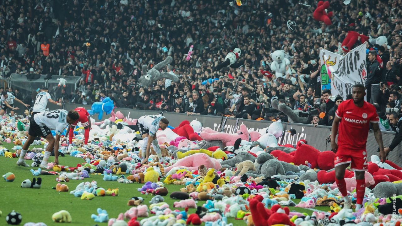 Minuta e 5-të që përloti botën, stadiumi mbushet me pellushë për fëmijët e prekur nga tërmeti