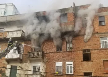 Përfshihet nga zjarri një pallat pranë Gjykatës në Tiranë, banorët probleme me asfiksimin