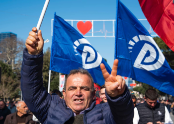 Historia na mëson se sot revolucionet i hajnë vetëm të uriturit nga stomaku dhe nga mendja