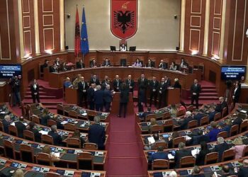 Deputetët e Rithemelimit bllokojnë foltoren dhe u bien bilbilave, Alibeaj kërkon fjalën