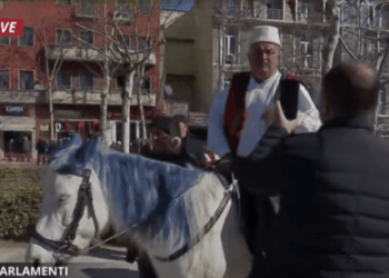 Me kalin e lyer blu, demokrati i pazakontë i bashkohet protestës së Berishës