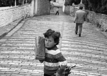 Nostalgji për varfërinë dhe kohën e tollonit, apo për jetën, fëmininë dhe rininë që kanë ikur e s’kthehen më?