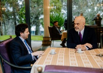 Mbledhja e dy qeverive në Malin e Zi, Abazoviç ndan foton duke pirë kafe me Ramën: Do nënshkruhen 11 dokumente