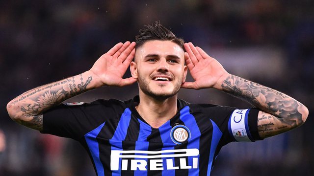 VIDEO/ I dhuroi fitoren skuadrës, ish-kapiteni i Interit feston me shqiponjën