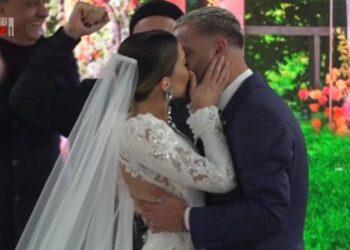 “Në Lushnjë plasën fishekzjarre”/ Tezja e Kiarës flet pas puthjes: Luizi ia ka bërë…