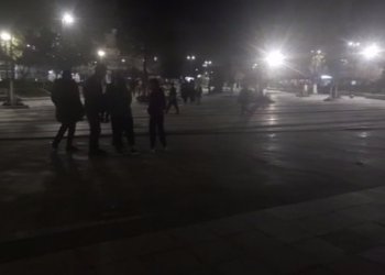 FOTO/ Rikthehet ankthi i tërmetit, banorët e Cërrikut lënë banesat dhe dalin jashtë