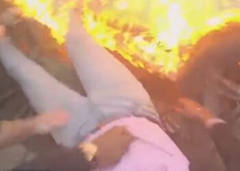 VIDEO/ Polici me qytetarin shpëtojnë shoferin, pak sekonda para se mjeti të shpërthejë në flakë
