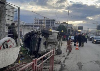 Aksidentohen dy makina në Tiranë, humb jetën pasagjeri