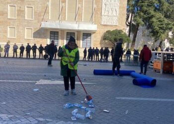 Bashkia, aksion pastrimi në bulevard, Veliaj: Çdo gjë xixë, për një fundjavë të bukur të familjeve të Tiranës, të majta e të djathta, në 103-Vjetorin Kryeqytet!