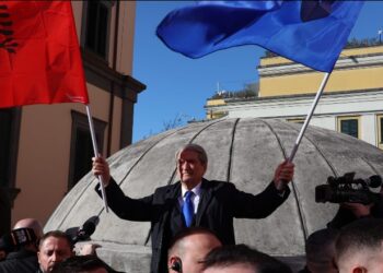 Ironia e Gjiknurit: ‘Revolucioni’ Berisha-Meta siç nisi i dëshpëruar nga bulevardi, u shfry si tullumbace në oborrin e PS