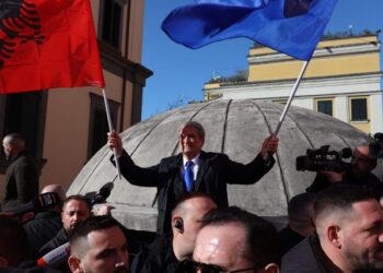 ‘Revolucioni’ kthehet në komedi, Berisha për të mbuluar dështimin, sillet vërdallë në Tiranë dhe hipën mbi bunker!