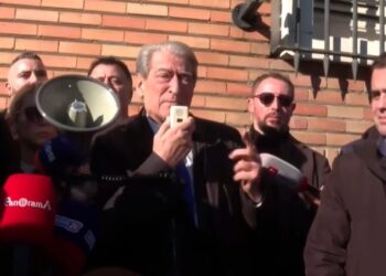 Berisha ndalon te selia rozë, mesazhi: Shokë socialistë! Hapni sytë ndaj padrejtësive që po ju bëhen