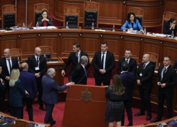 Grupimi i Berishës ‘zhurmon’ Alibeajn, kërkon mocion me debat për “McGonigal” dhe heqjen e limitit kohor: Ndryshoni rendin e ditës