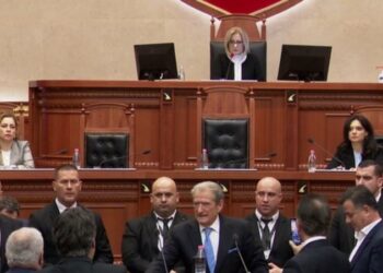 Foli për orgji në Kuvend/ Berisha dhe 3 deputetë të tjerë të “Rithemelimit” përjashtohen nga seancat, ja nga sa ditë
