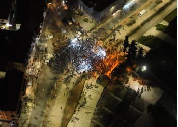 FOTO-LAJM/ Momenti kur Berisha flet për seksin dhe zyrtarin e FBI para protestuesve të paktë