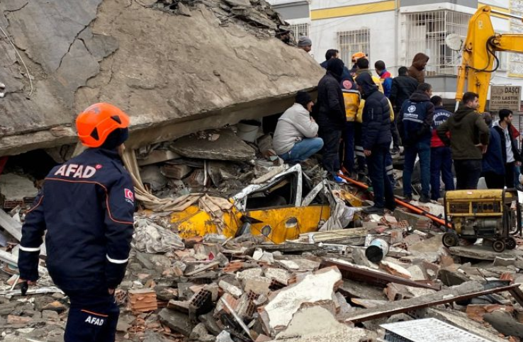 Vazhdojnë kërkimet! Shkon mbi 11.200 numri i të vdekurve nga tërmeti në Turqi dhe Siri