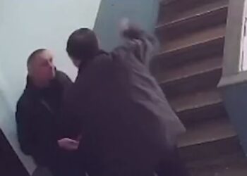 Polici në Pogradec dhunon qytetarin, e gjithë skena filmohet nga kamera e një banese