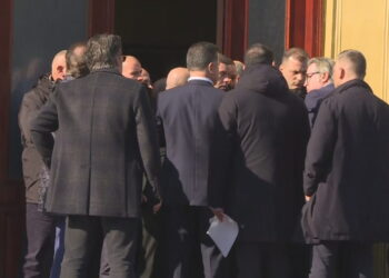 “Revolucioni”, me skenar të përsëritur. Të përjashtuarit sherr me Gardën, pjesëmarrje e ulët para Parlamentit