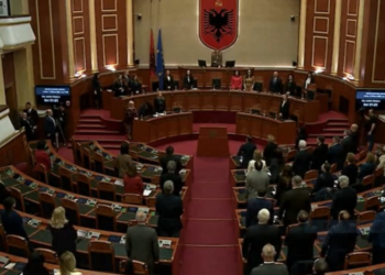 Lista/ Kush janë 31 deputetet dhe ministret e PS që kërkojnë ndëshkimin e Berishës në Kuvend