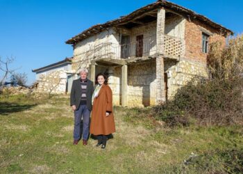 Belsh/ Yuri Kim shkon në shtëpinë që strehoi infermierët e mjekët amerikanë, avioni i të cilëve u rrëzua në Shqipëri: Ç’episod dramatik