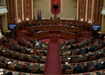 Berisha foli për orgji me McGonigal, 27 deputetë të PS: Të përjashtohet. Të nxjerrë provat! Kryemadhi: Doktori, xhentil ndaj grave…!