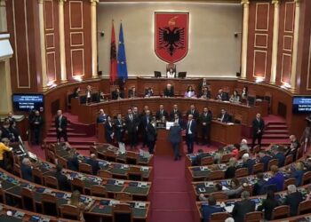 Mes tensioneve, maxhoranca miraton në Kuvend projektligjet. Zgjatet me dy vite koncesioni i pullave fiskale