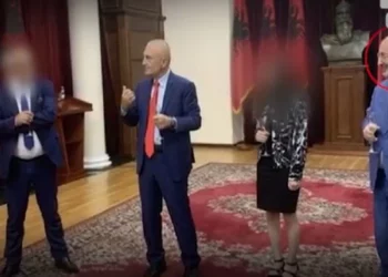 Zbulohet një foto e re, Agron Neza pranë Ilir Metës në Presidencë