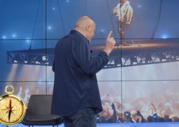 VIDEO/ Mustafa Nano me një këngë rap, kundër rap-it: Më rruafshi to*** e më hëngshi m***!