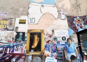 ‘Preket’ ikona e futbollit/ Grabitje e bujshme në Napoli, zhduket këmba e Diego Maradonës