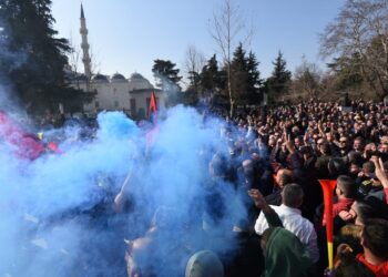 U arrestuan se hodhën shashka në tubim, gjykata liron 2 protestuesit e PD-së