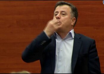 Kaos në parlament/ Berisha e mbështetësit në foltore, Noka me bilbil bën policin. Nikolla ndërpret seancën