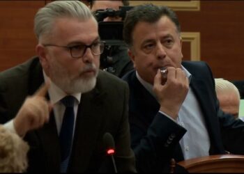 I frynte Noka me bilbil në vesh/ Gogu: Berisha, presion deputetëve të tij të dalin nga vetja! Hoxha: Debati në Kuvend mungon prej kohësh
