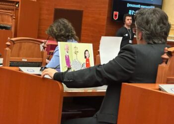 FOTO/ Paloka në ekstazë, gjen ‘prehje’ me karikaturat e Bujar Kapexhiut në Kuvend, kundër Yuri Kim dhe Ramës