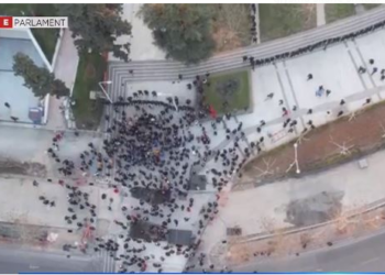 VIDEO/ Protesta e Berishës para parlamentit, ja pamjet me dron