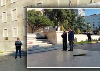 Protesta/ Mjete piroteknike drejt kryeministrisë, oficerët e policisë gjyqësore mbledhin provat
