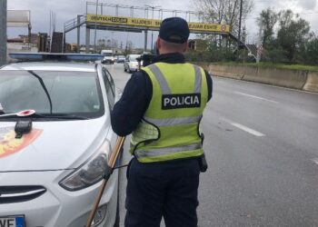 Kthenin përmes ryshfetit patentat e pezulluara, para afatit, SPAK çon në burg 2 zyrtarët e policisë rrugore në Tiranë
