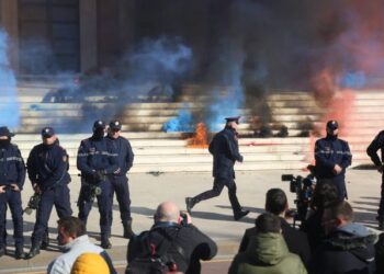 Protesta e Berishës, prangoset në bulevard një 21-vjeçar me uniformë dhe stema false të policisë. Dy të tjerët…!