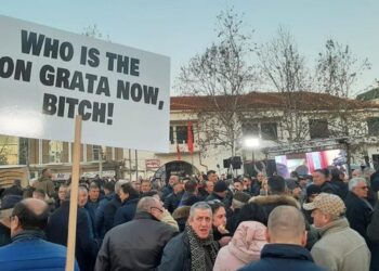 FOTOT/ Protestuesit e Berishës, pankarta kundër SHBA: Po tani, kush është non grata o ku**ë