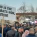 FOTOT/ Protestuesit e Berishës, pankarta kundër SHBA: Po tani, kush është non grata o ku**ë