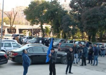 Skenarët/ Pak para protestës te parlamenti, Berisha mbledh në seli deputetët mbështetës…!
