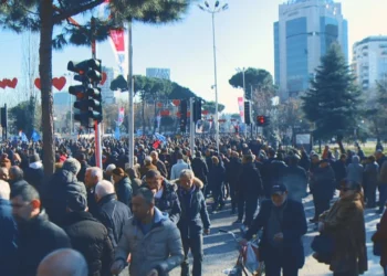 Skandali/ PD shpërbleu me tollona nafte protestuesit! Ja pazaret sheshit për…!