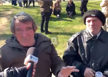 VIDEO-LAJM/ Protestuesit e Berishës konsumojnë vaktin falas: Me birra do largojmë Fatos Nanon…jo Edi Ramën!