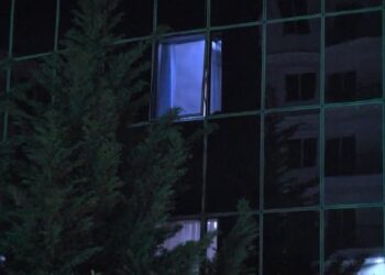 U dogj brenda komisariatit/ Prokuroria “kyç” në qeli dy policët për vdekjen e Arben Micit, ja akuzat ndaj tyre