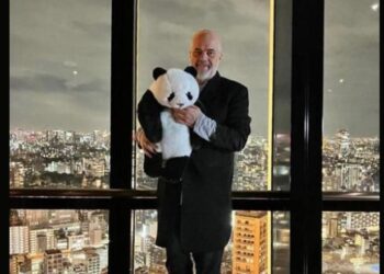 FOTO- LAJM/ Rama në Japoni, ndan pamjet: Panda thotë, jo gjithçka është bardhezi