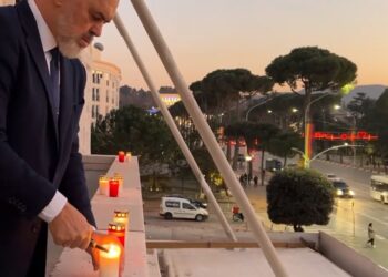 Tërmeti në Turqi/ Ditë zie kombëtare në Shqipëri, Rama ndez qirinj në ballkonin e kryeministrisë