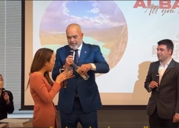 VIDEO/ Rama qeras me raki zyrtaren japoneze, batutat: Mos pi shumë! Prisni pak dhe për 3 minuta do telefononi bashkëshortin